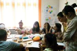 Angajaţii din asistenţa socială protestează la Cotroceni împotriva măsurilor de austeritate